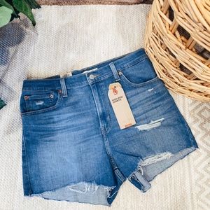 NWT Levi’s High Rise distressed denim shorts